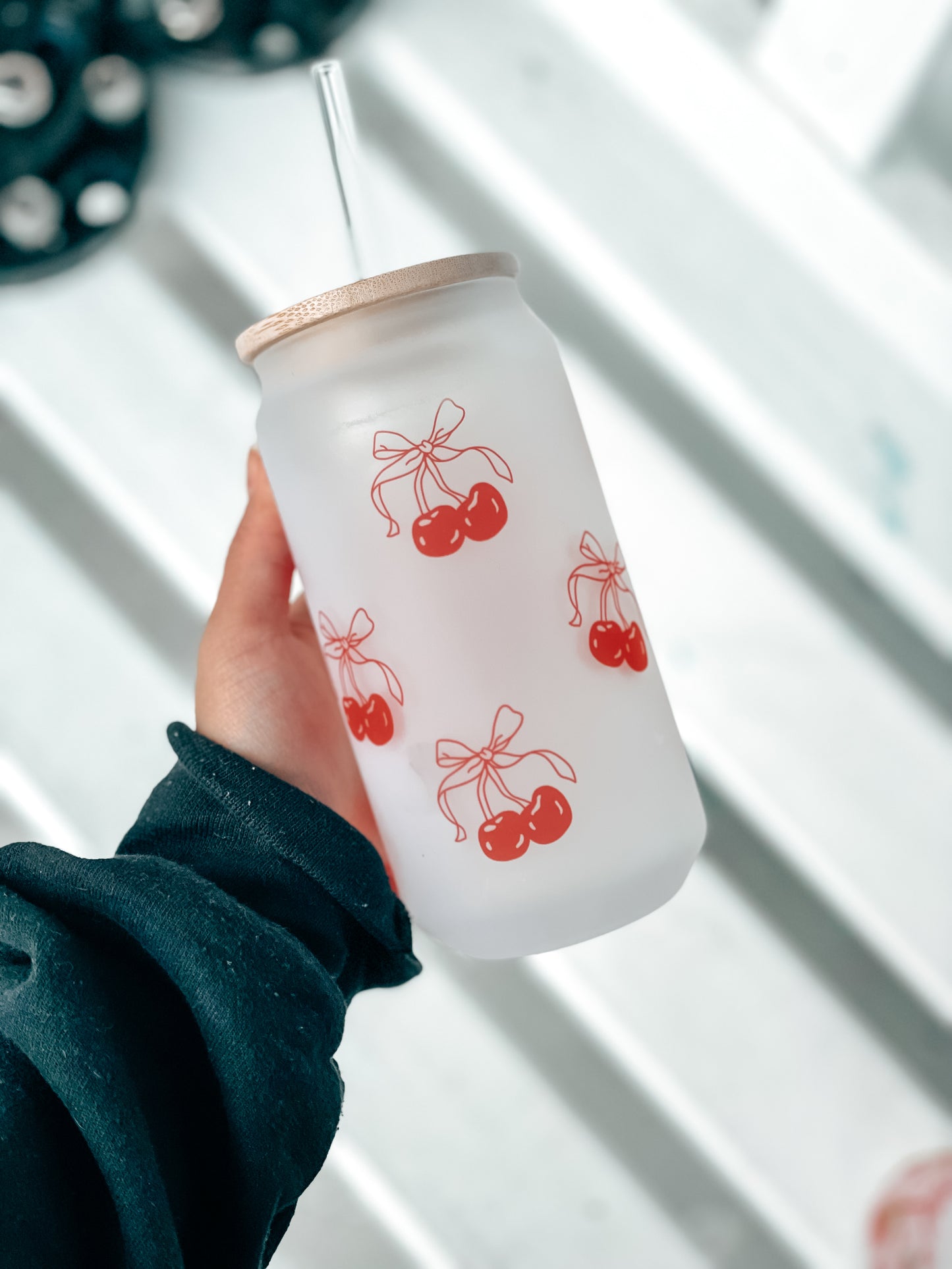 Copa de cristal con lazo de cereza