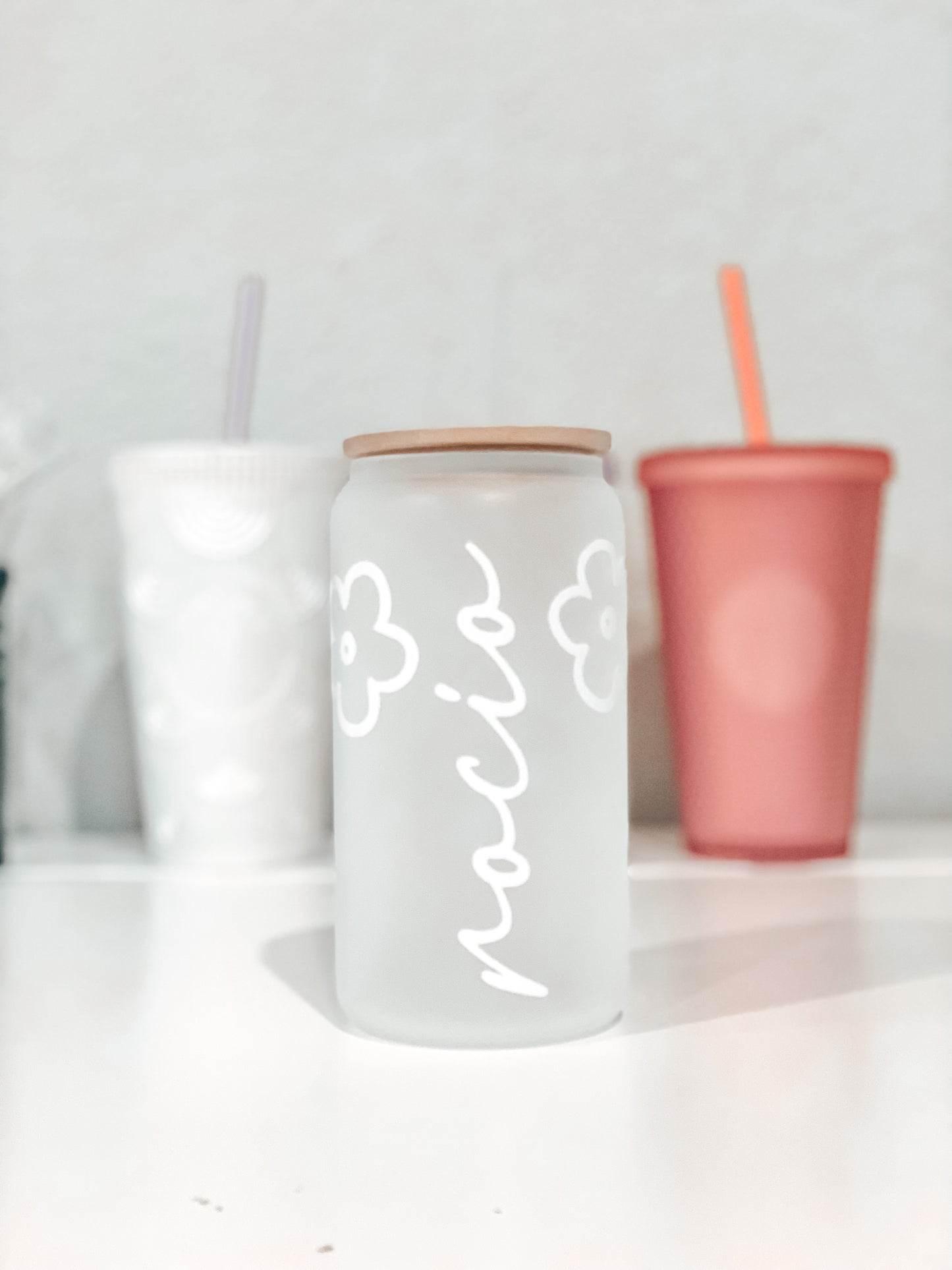 Vaso de vidrio con forma de flor blanca para refresco